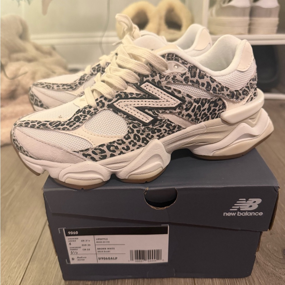 New Balance 9060 Women's Sneakers - Cream and Black